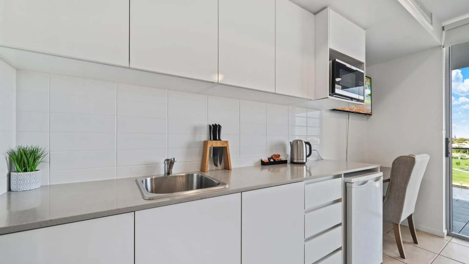 North Shore Oceanside Kawana Кавана-Уотерс 4*,  Австралия