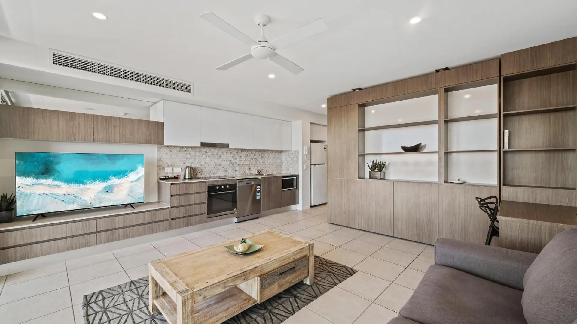 North Shore Oceanside Kawana Кавана-Уотерс Отель