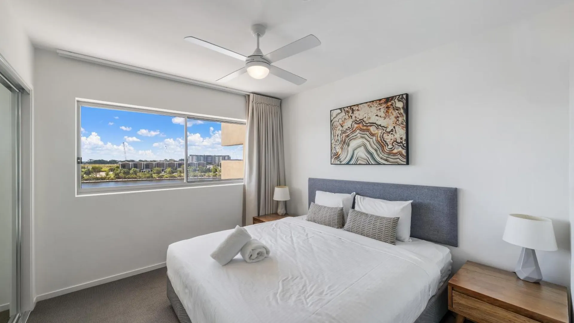 North Shore Oceanside Kawana Кавана-Уотерс 4*,