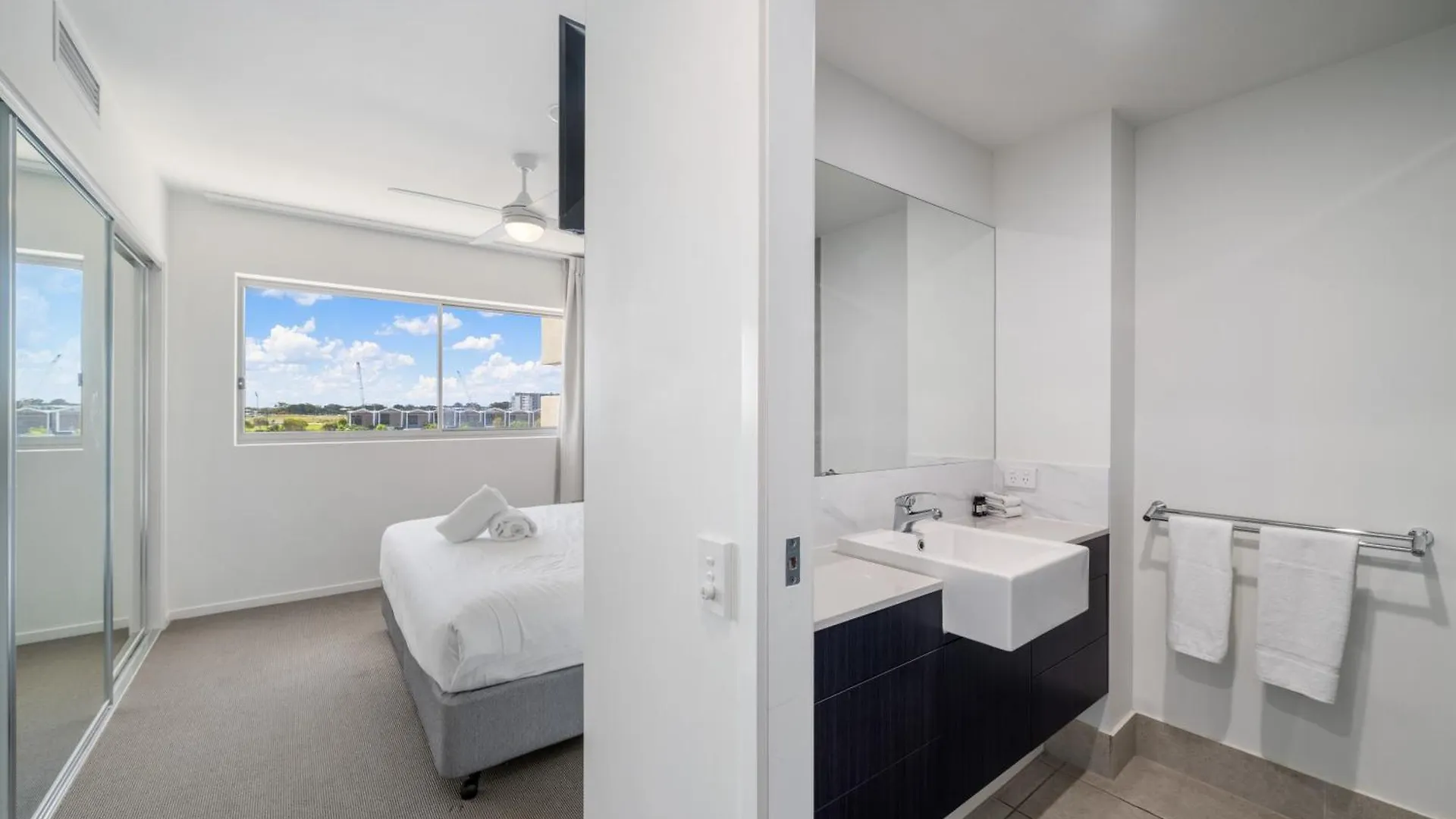 **** Отель North Shore Oceanside Kawana Кавана-Уотерс Австралия