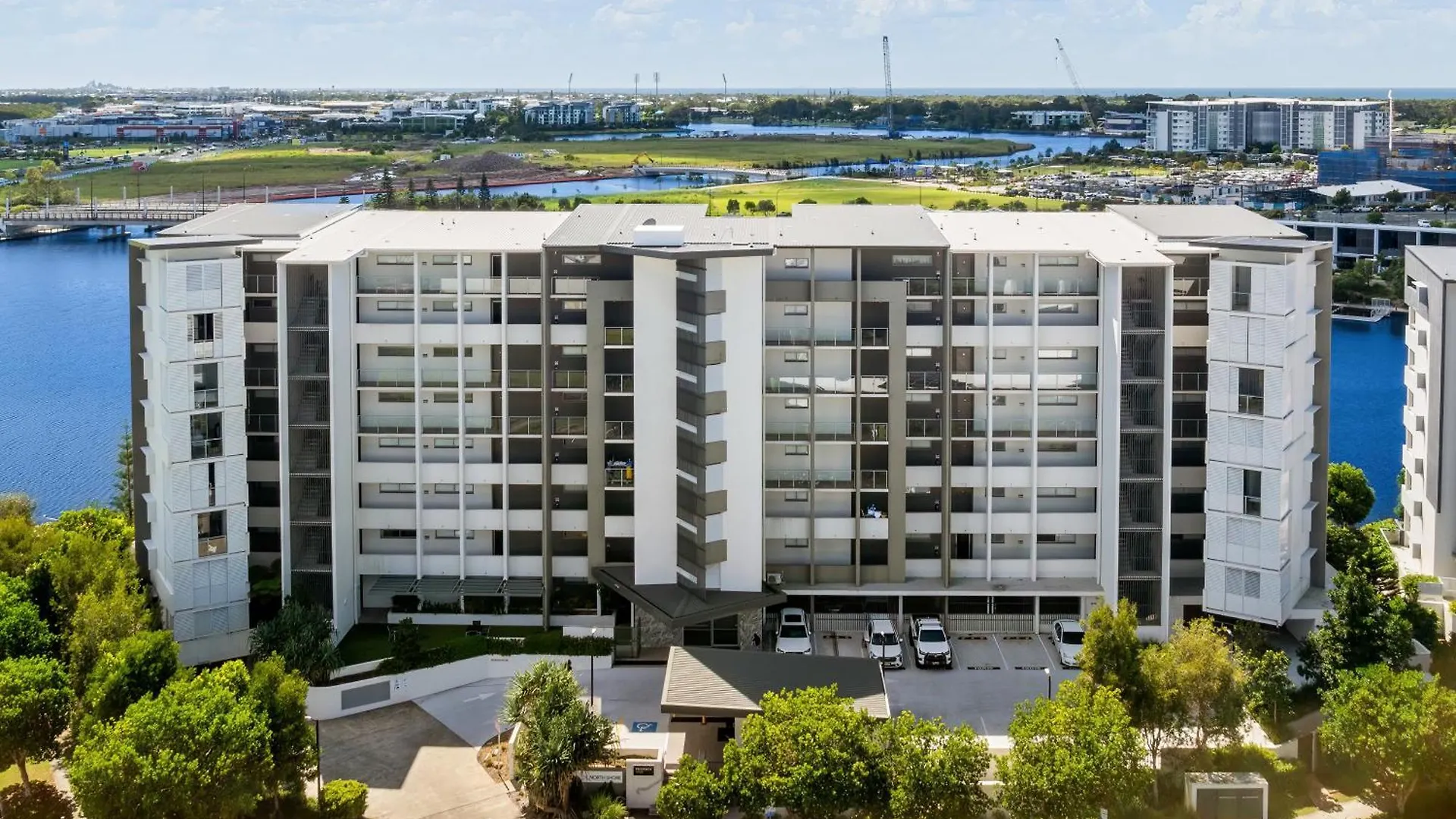 **** Отель North Shore Oceanside Kawana Кавана-Уотерс Австралия