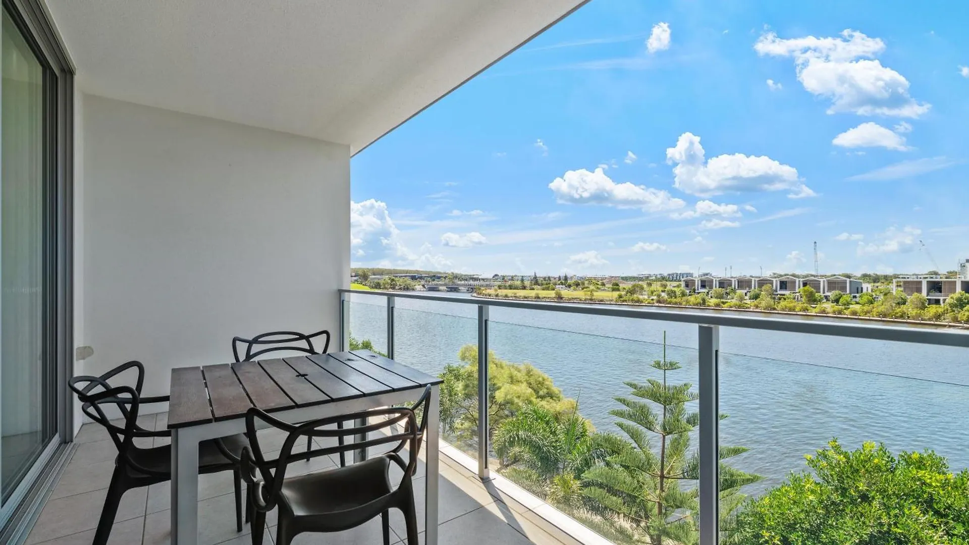 North Shore Oceanside Kawana Kawana Waters Otel