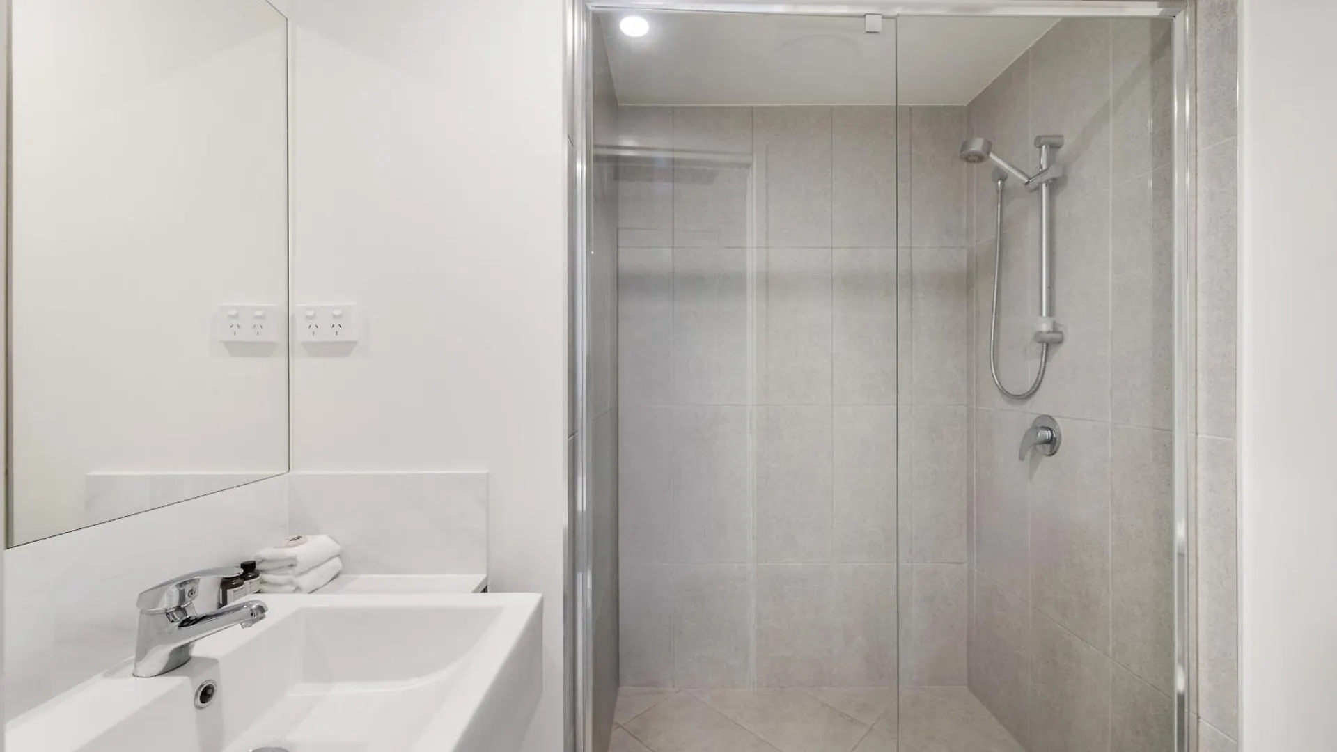 **** Otel North Shore Oceanside Kawana Kawana Waters Avustralya