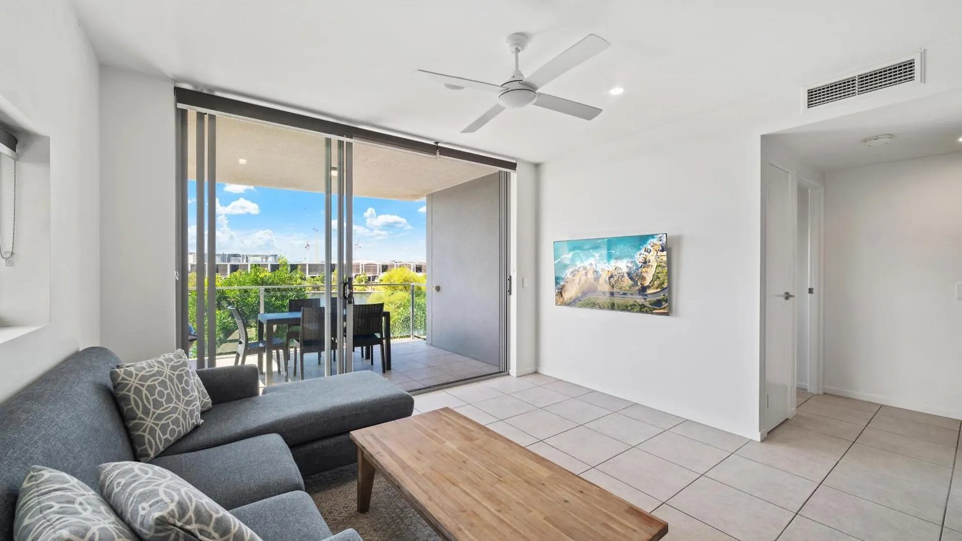North Shore Oceanside Kawana Kawana Waters Otel